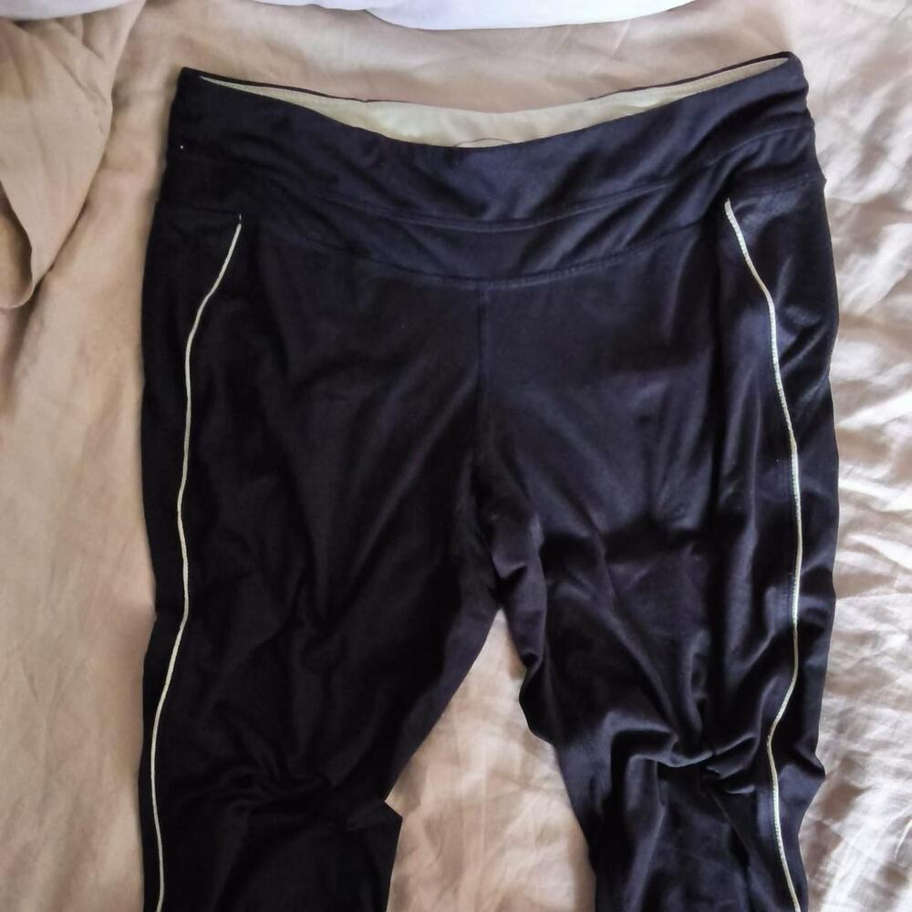 Black capri leggings with lime